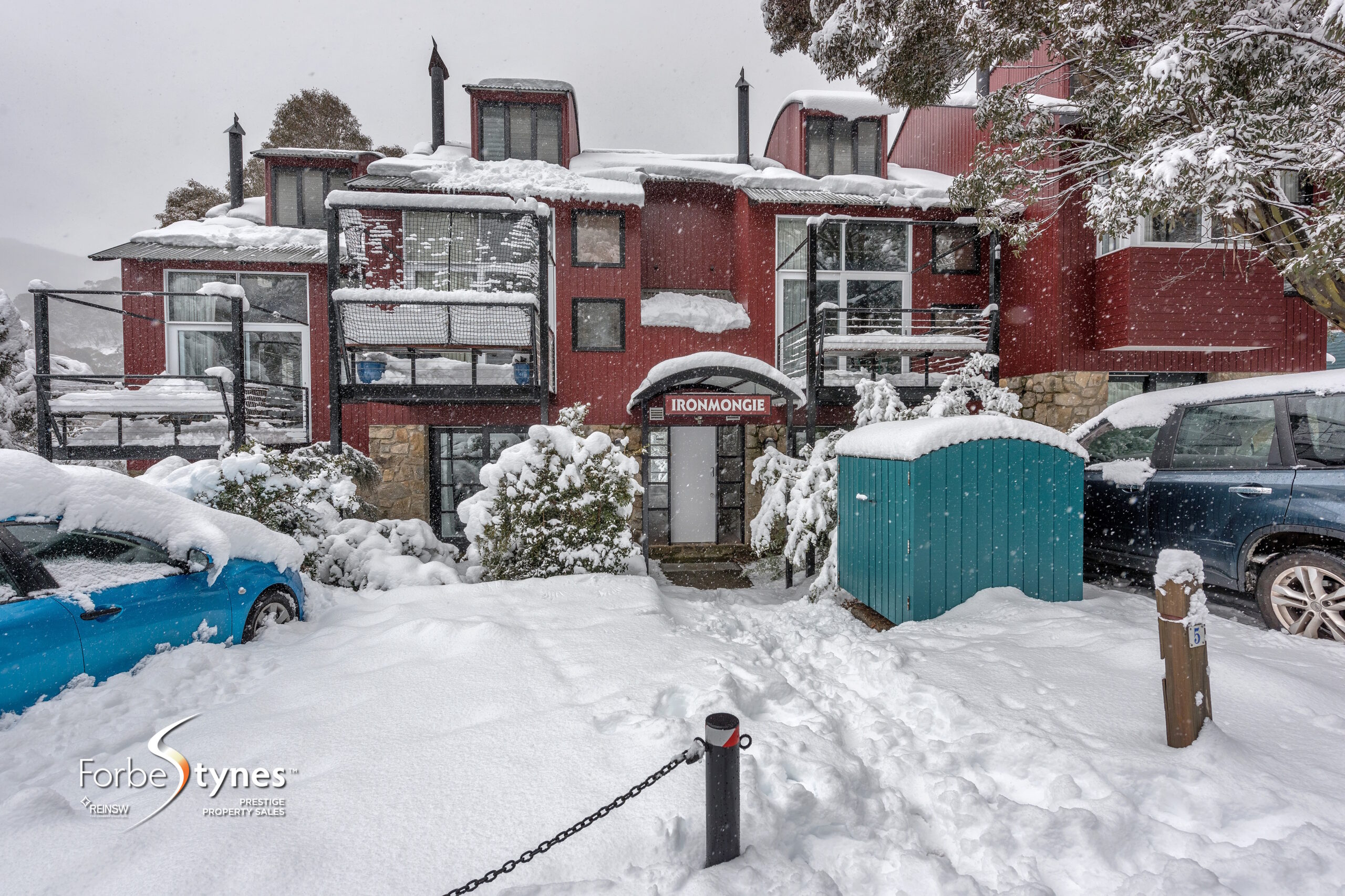 Ironmongie Large 1 bed & loft Chalet in Thredbo's picturesque